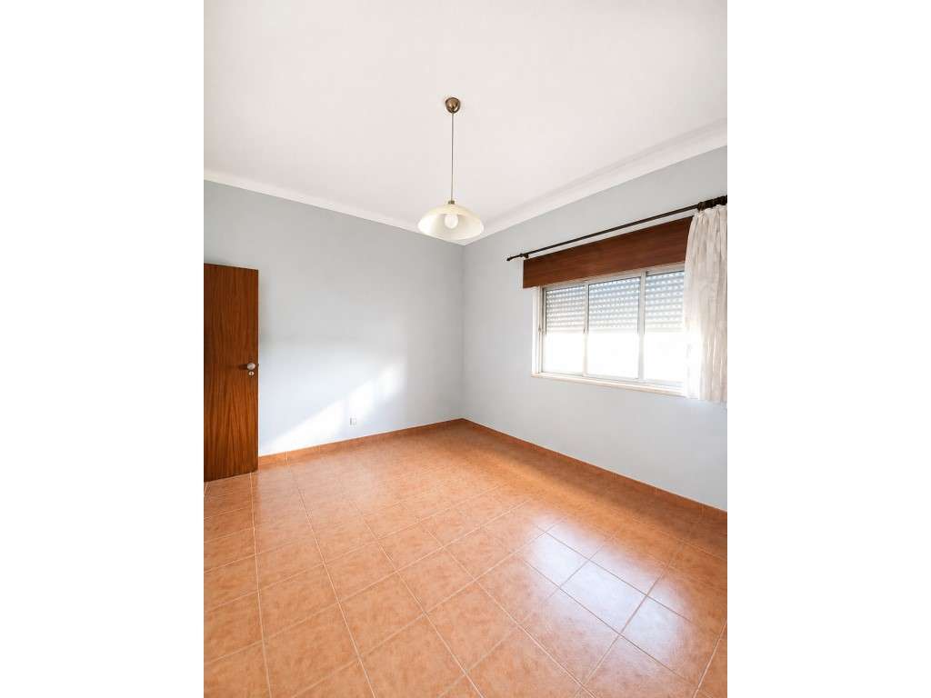 Moradia com 232 m², terreno de 630 m², piso inferior ao nível do ja...-6