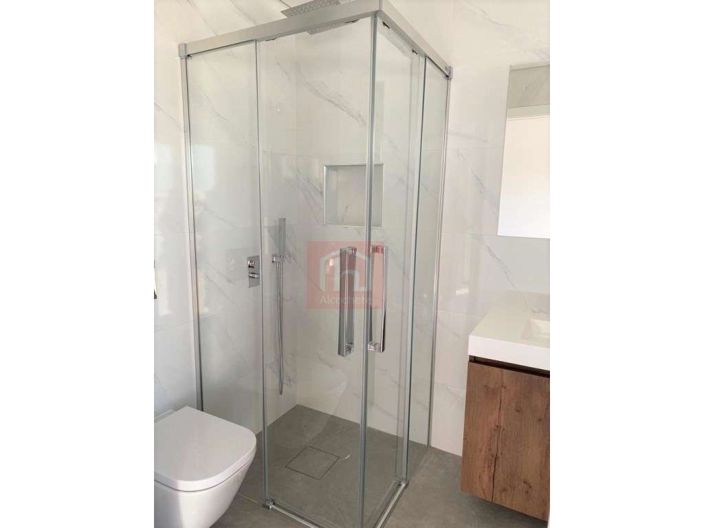 Apartamento T4 Duplex com garagem box no centro de Alcochete-23