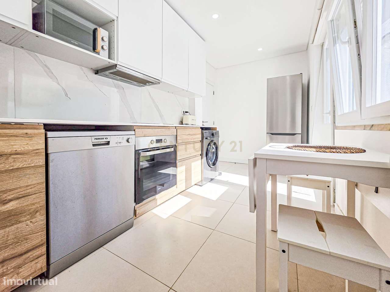 Apartamento Renovado com três Frentes em Verderena, Barreiro-10