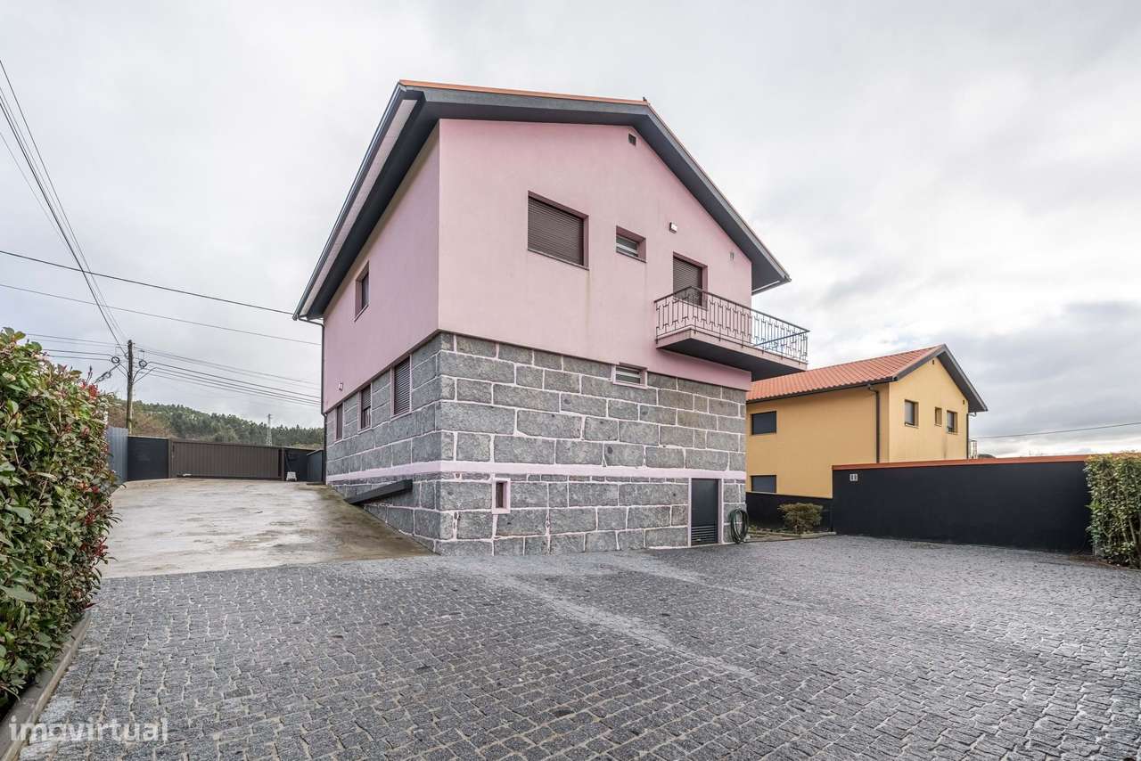 Propriedade situada na freguesia de Brito, em Guimarães - Grande imagem: 5/43