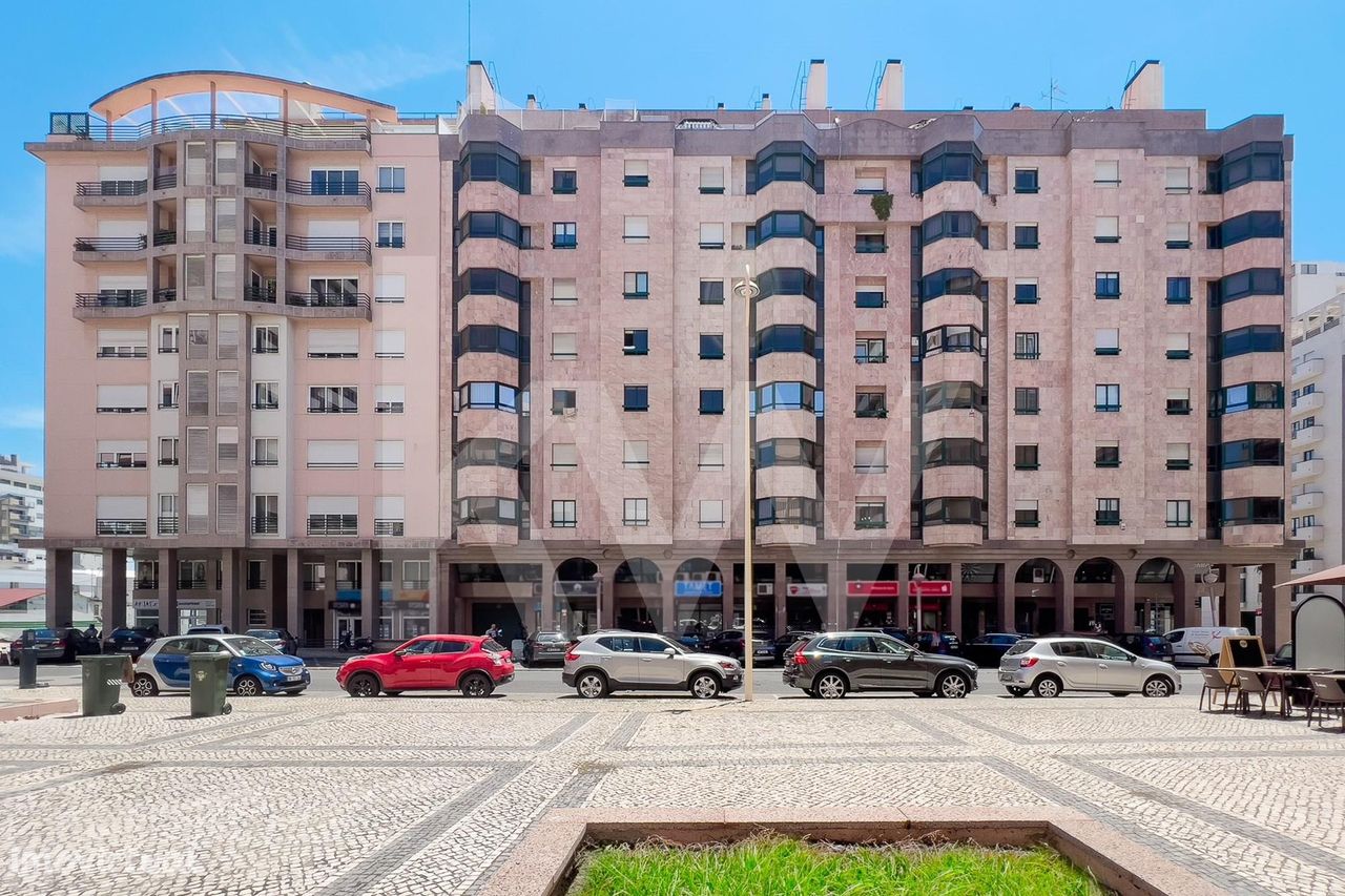 Apartamento T5, com 2 lugares de Estacionamento e Arrecadação