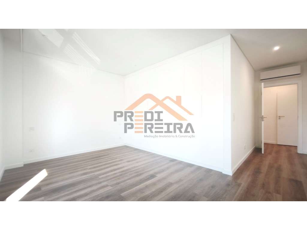 Situado em Caneças, apartamento T4 com duas suites, uma box e um pa...-16