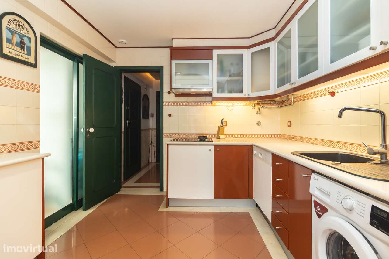 T4+1 Duplex em Primeira com 250m2, Linha de Mar | Sesimbra-16