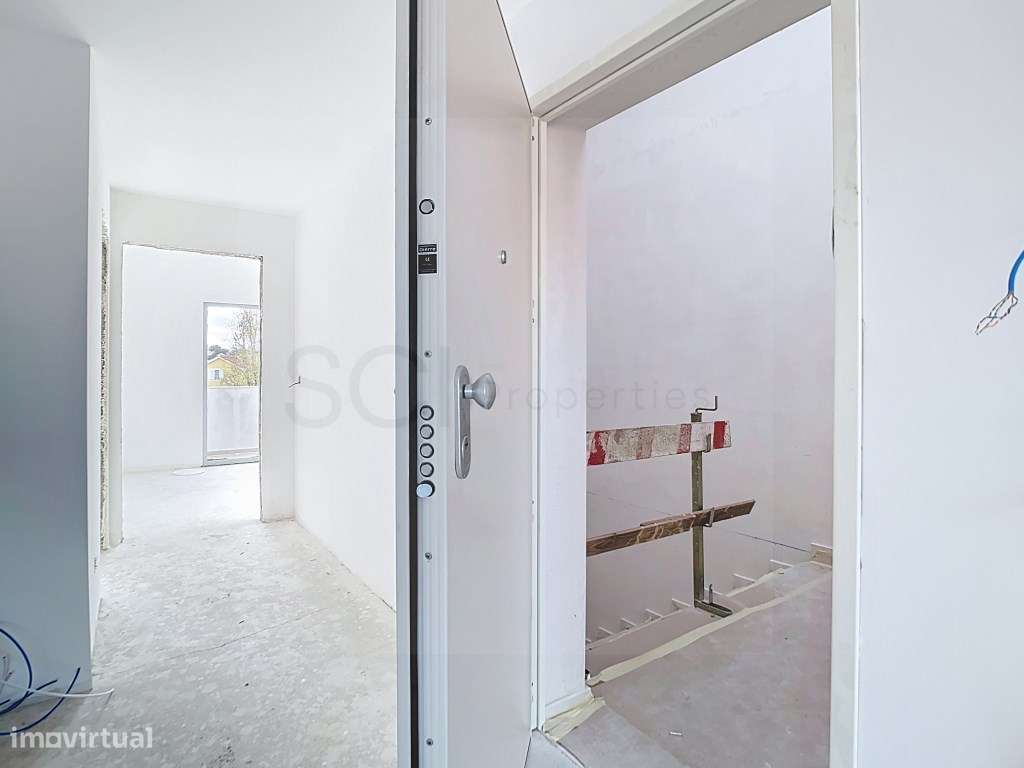 Apartamento T2 com varanda, 1º andar na Quinta do Conde - Grande imagem: 4/45