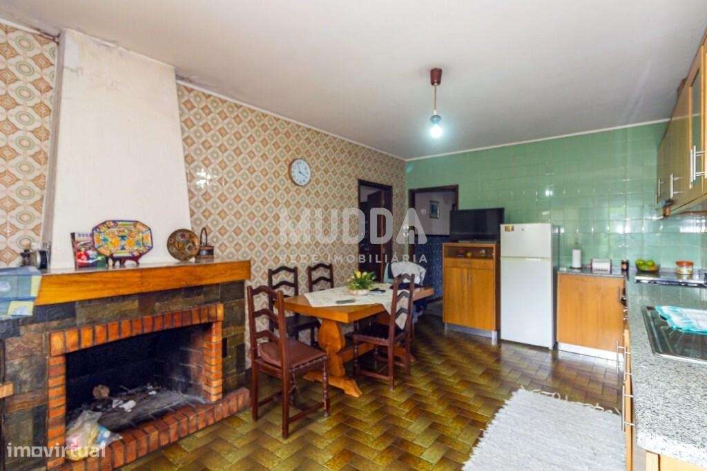 Moradia BI-FAMILIAR com amplas varandas-13