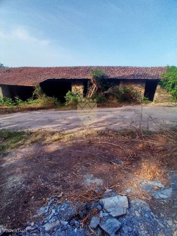 Oportunidade Única: Terreno com 4 Casas para Restauro em Zona de Ref?-11