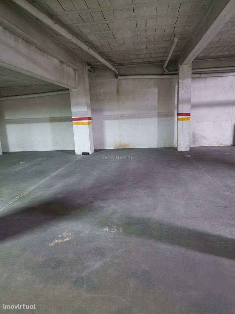 Parqueamentos em garagem fechada.