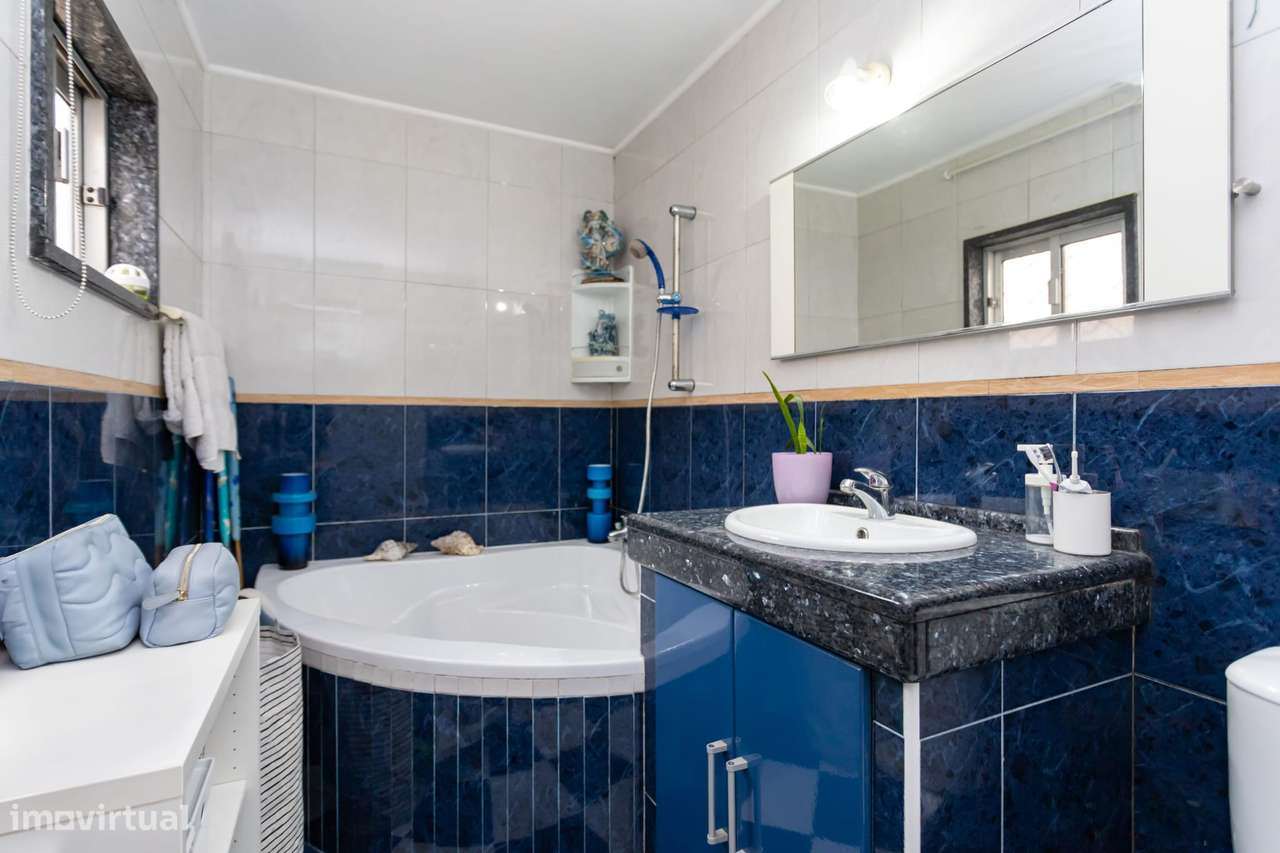 Moradia independente na Rua da Escola Nova-16