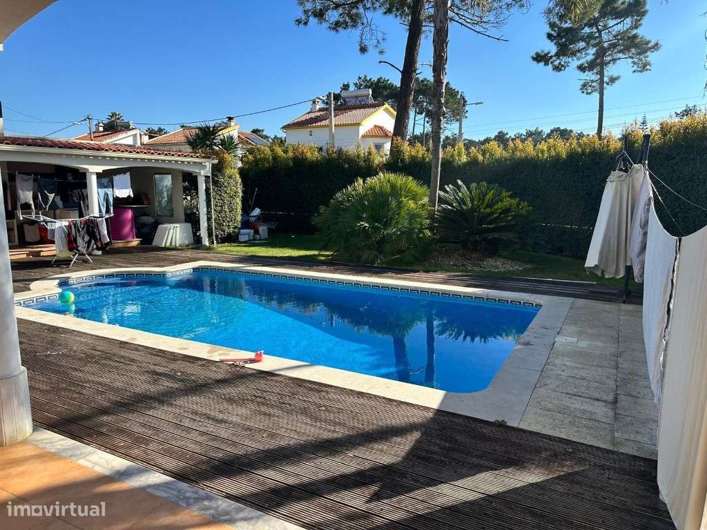 Vende-se Moradia V5 na Aroeira - Almada-23