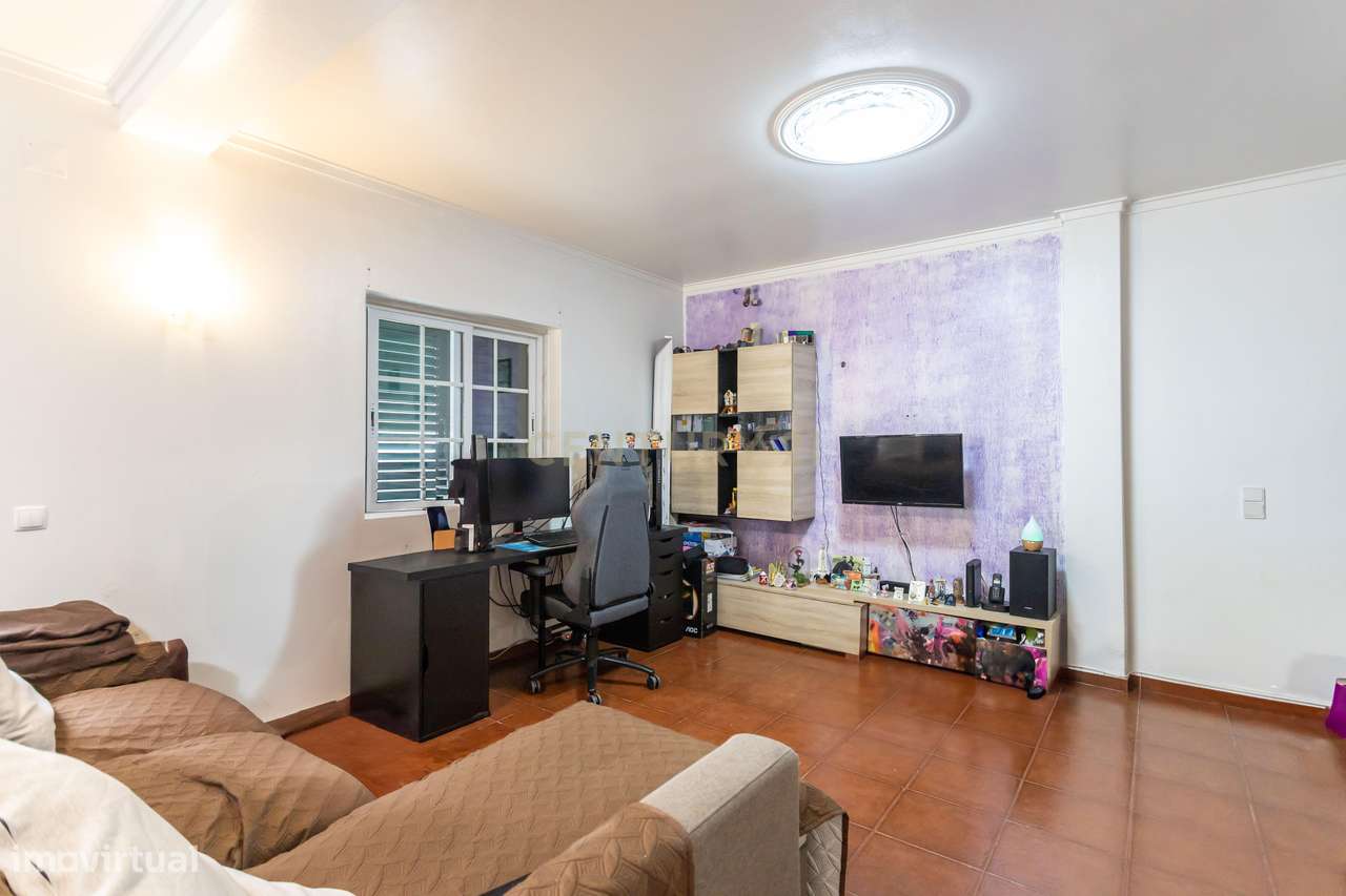 Moradia Unifamiliar com Duplo Apartamento – Potencial Elevado para Arr - Grande imagem: 4/50