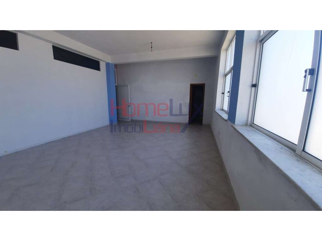 Loja comercial no Centro de Castro Daire para Venda - Grande imagem: 2/16