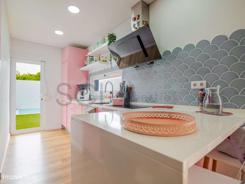 Moradia T3 com piscina nas Quintinhas, Charneca da Caparica. Estilo...-29