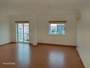 Apartamento T2 em 3.º andar com elevador junto ao centro de saúde