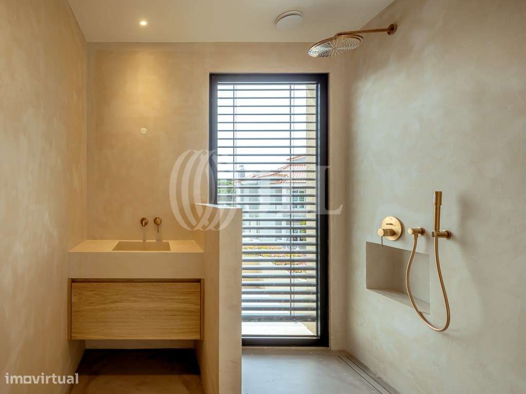 Moradia T3+1 com jardim, piscina e garagem, no Estoril-18