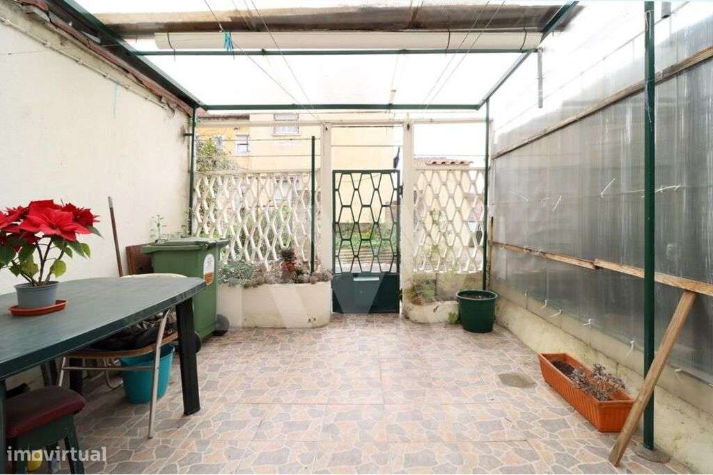 Moradia com logradouro para recuperar| Bairro Quinta do Jacinto | Alcâ - Grande imagem: 4/17