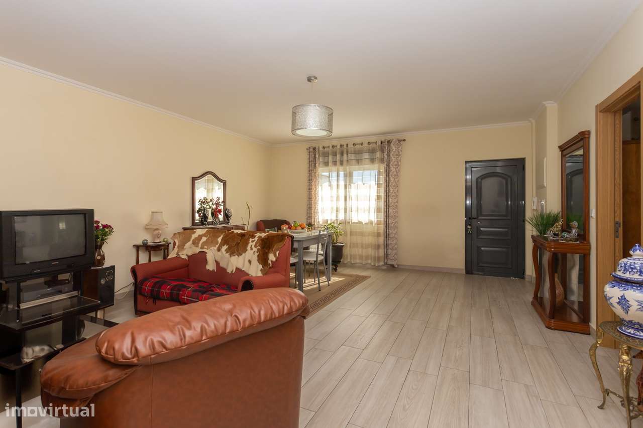 Andar de moradia T3 com terraço e cave muito espaçosa-2