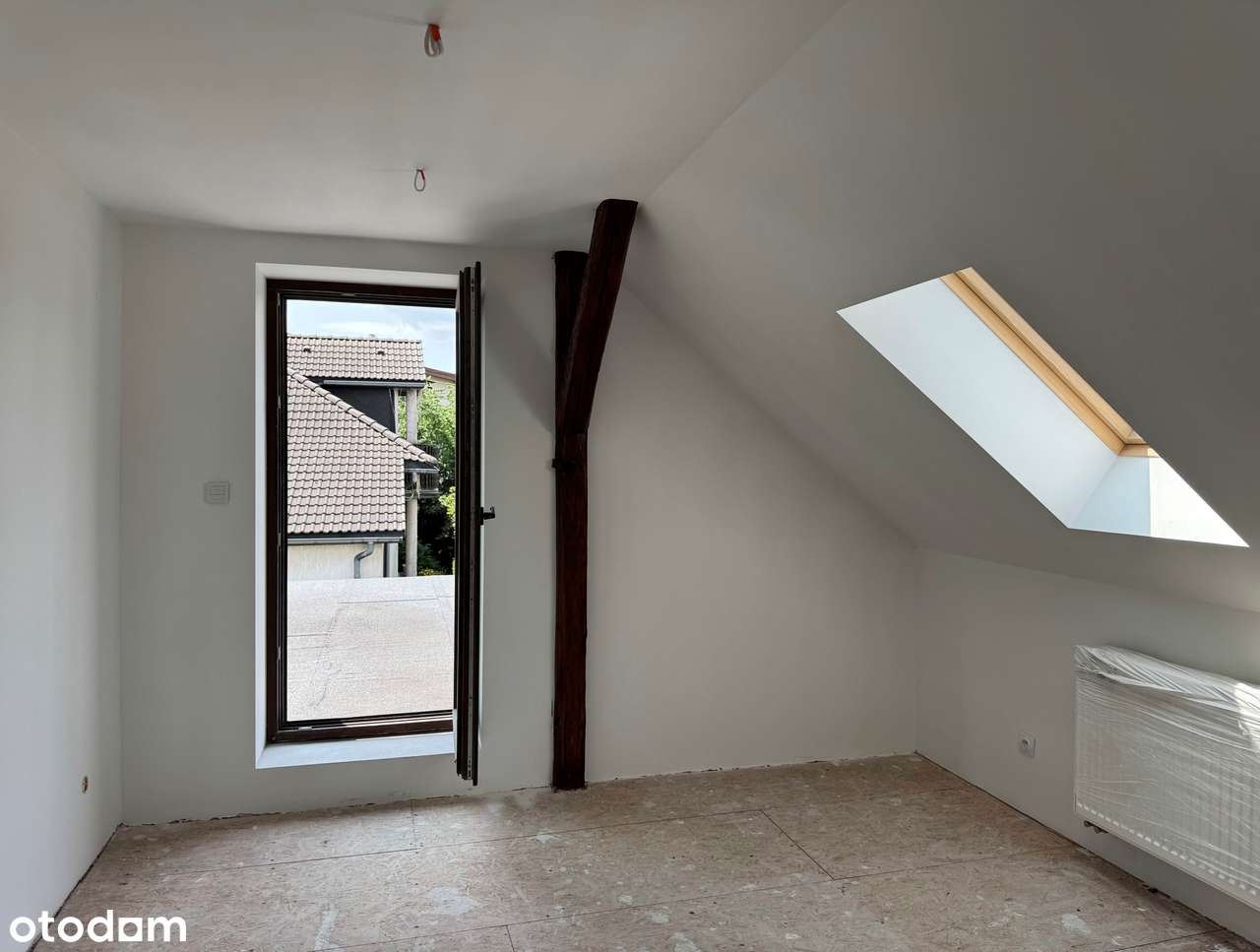 Dom z ogrodem zimowym i domkiem dla gości-17