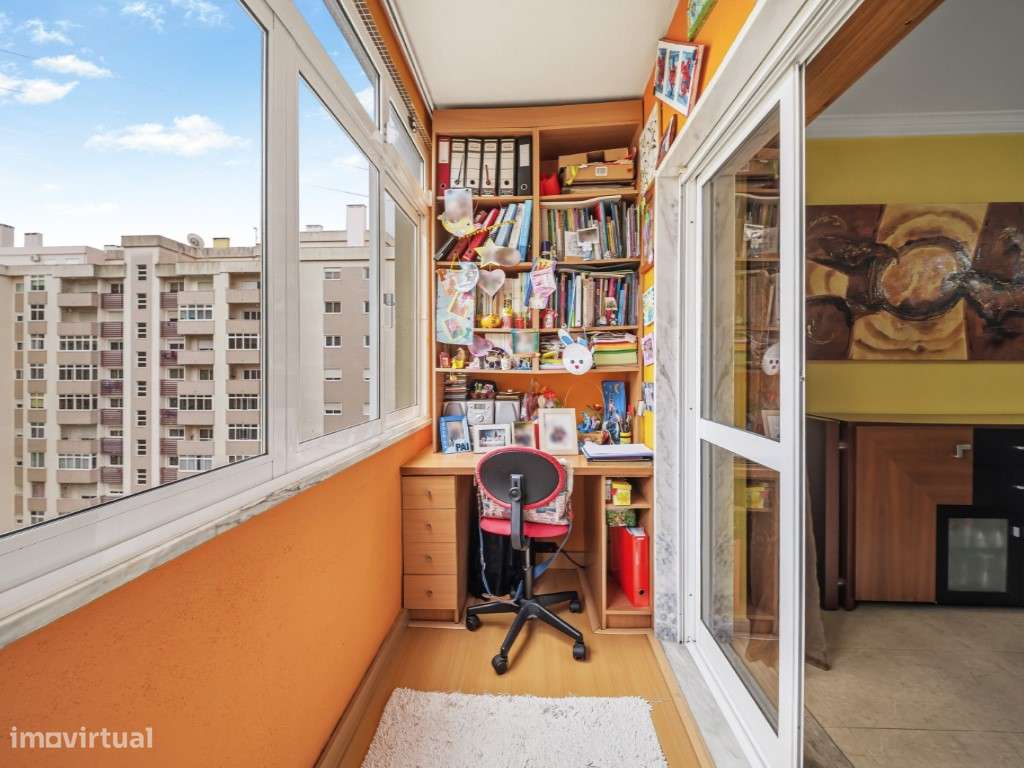 Apartamento T3 com Varanda e Garagem Box, na Quinta da Piedade-9