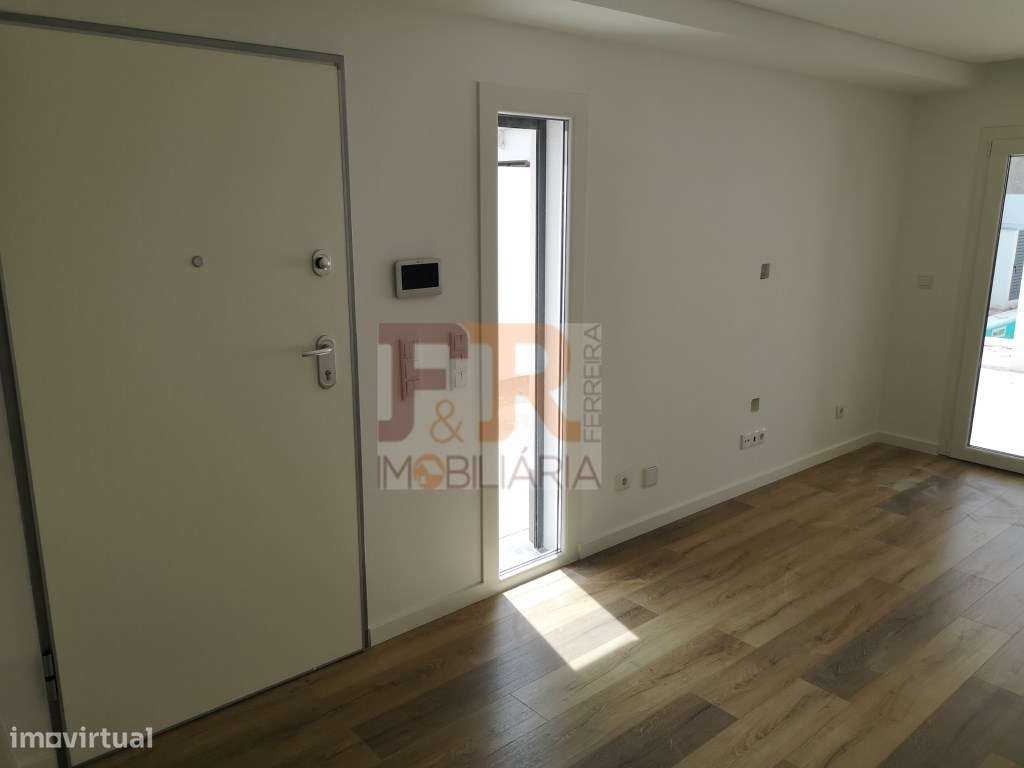 Moradia Geminada Duplex T3 com Piscina Fernão Ferro - Grande imagem: 5/34