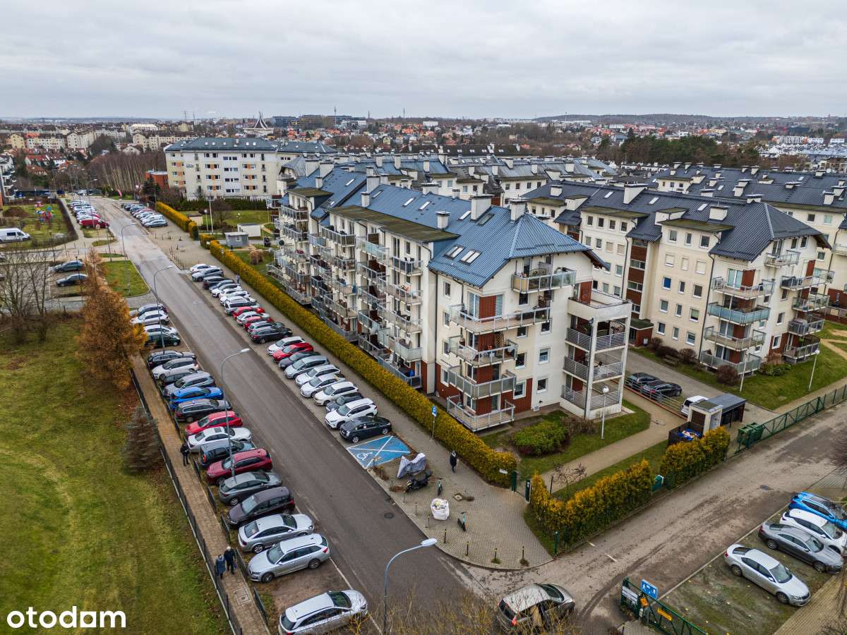 Przestronne, jasne wnętrze z miejscem i komórką.-17