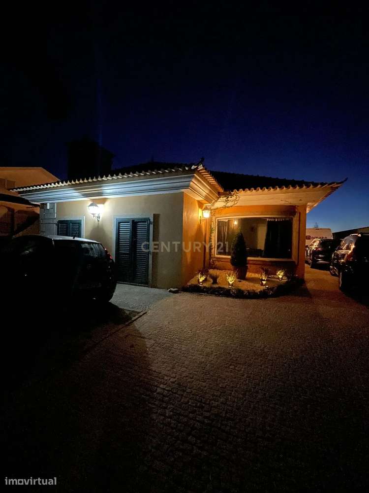 Encantadora Moradia de 4 Frentes-1