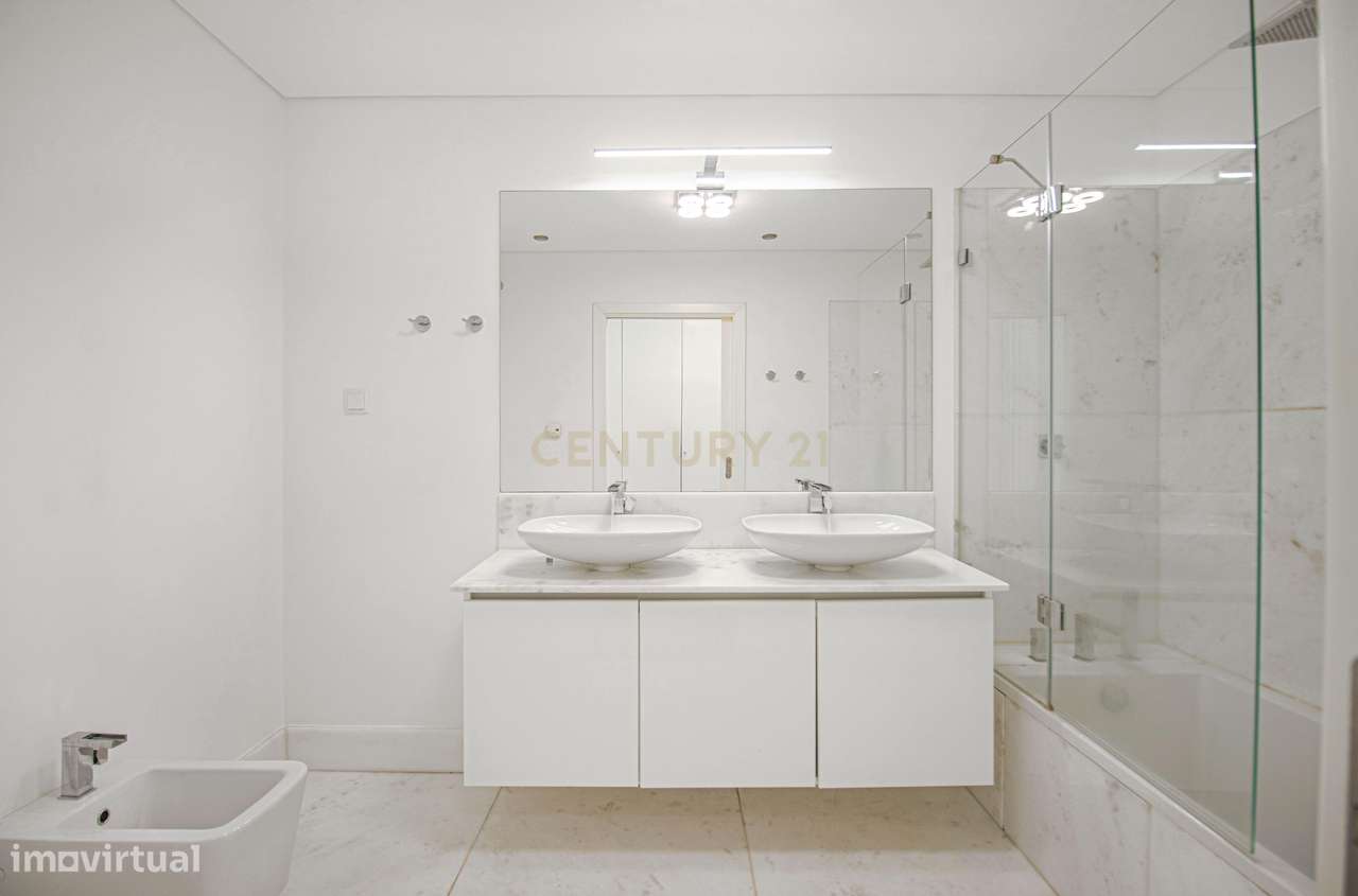 Apartamento T4 +1 com 272 m2 Vista Panorâmica em Lisboa e 3 Lugares de-32