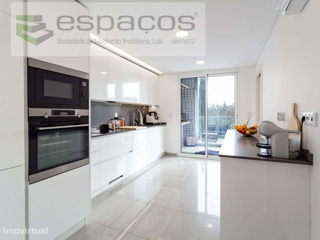 T3 com Terraço amplo e orientação solar a sul e vista desafogada.-33