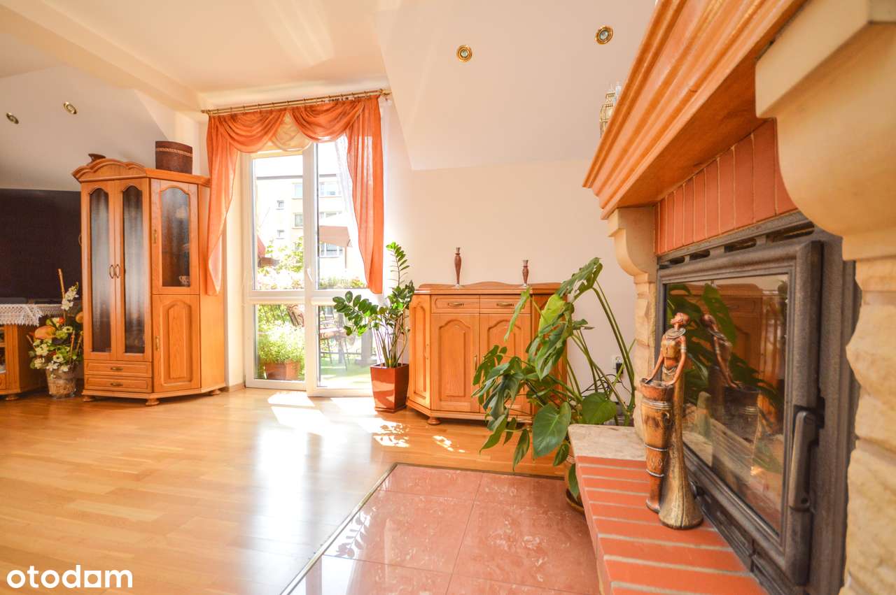 Budynek usługowo-mieszkalny przy głównej drodze krajowej nr 44-3