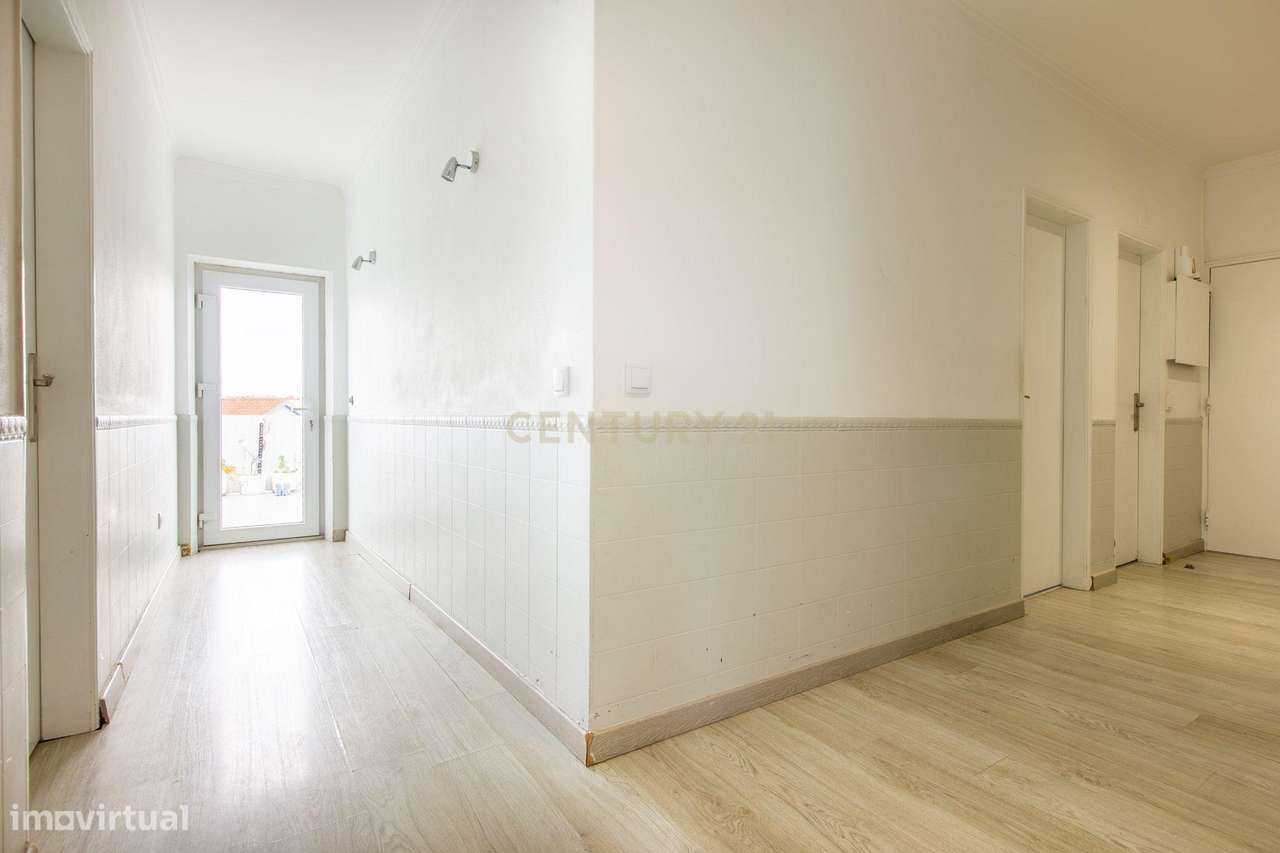 Excelente Apartamento de 4 Assoalhadas com Terraço e Sótão Independent-20