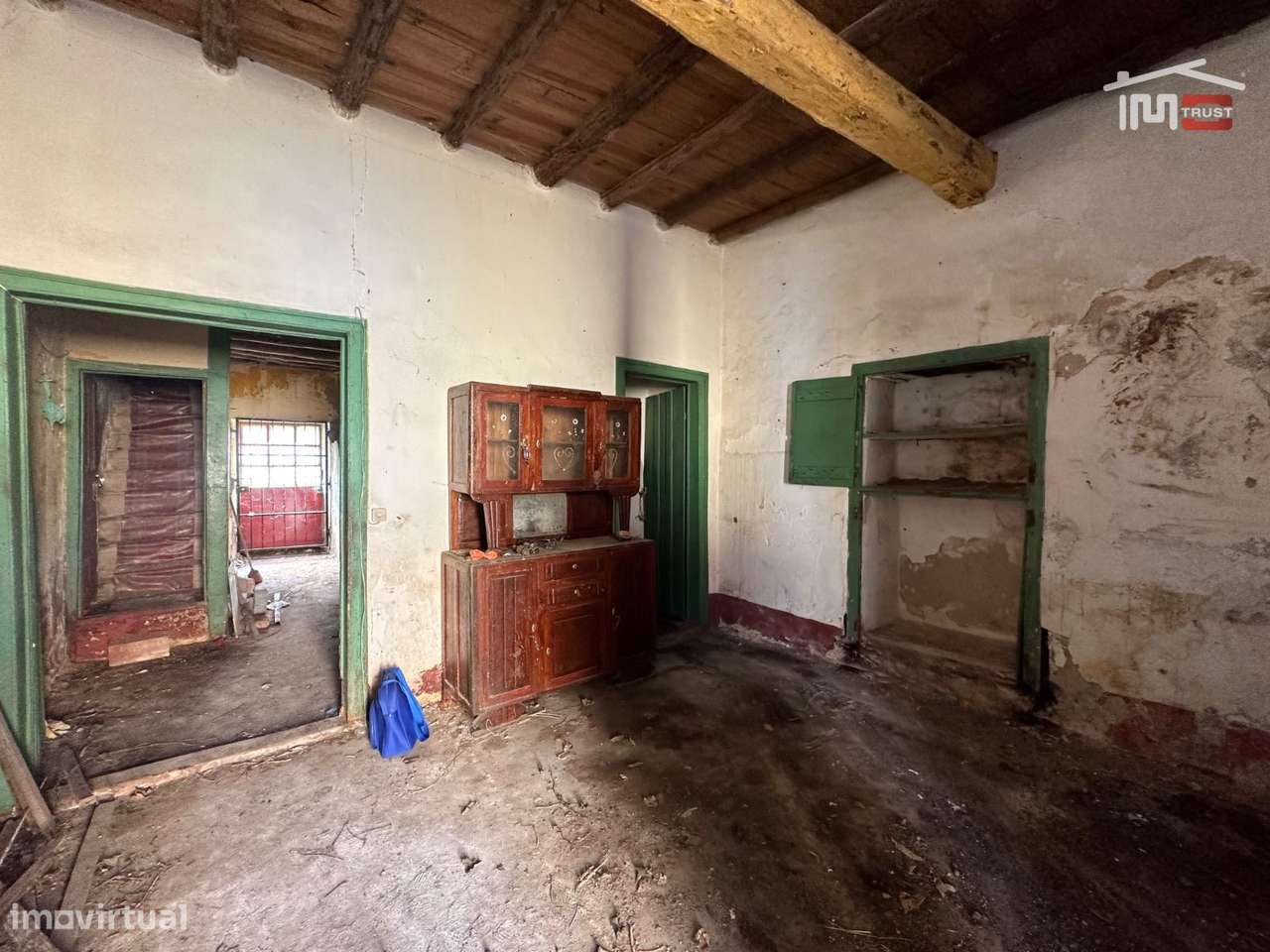 Fantástico Investimento - Moradia com Quintal - Sarilhos Grandes-31