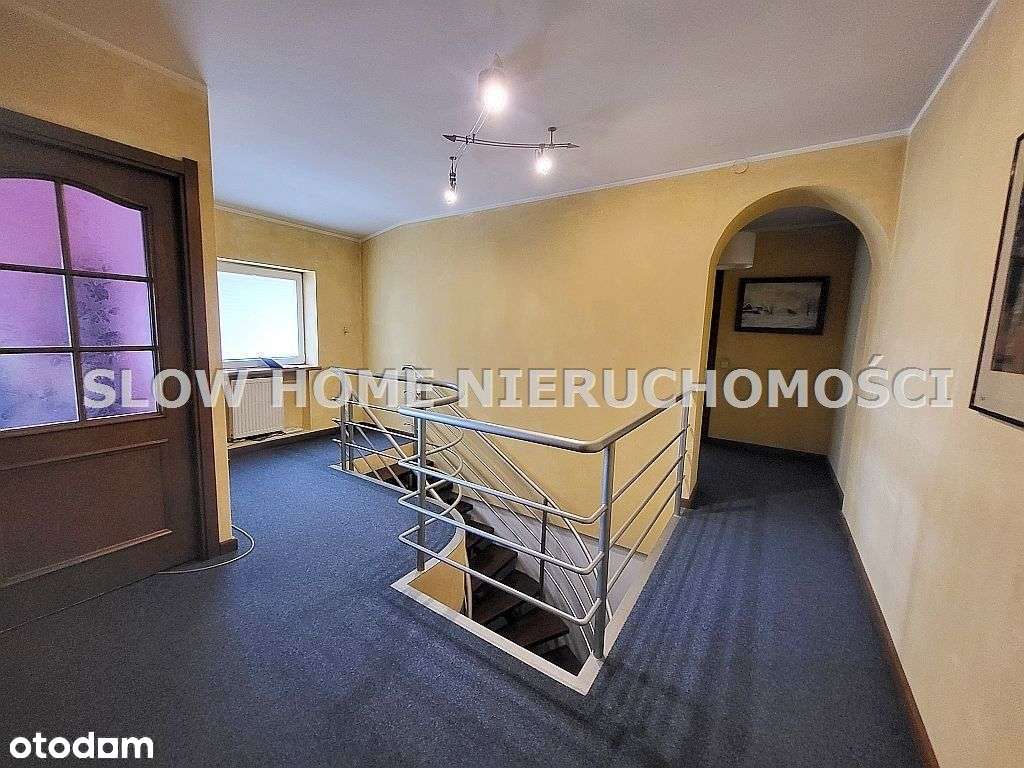 Ciekawy dom z dużymi garażami-9