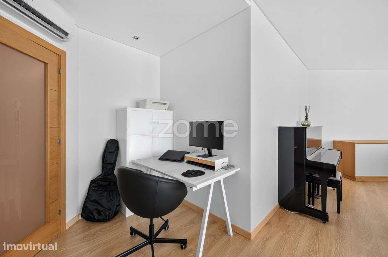 T2 de Excelência no Jardim da Amoreira com Box e Arrecadação-5