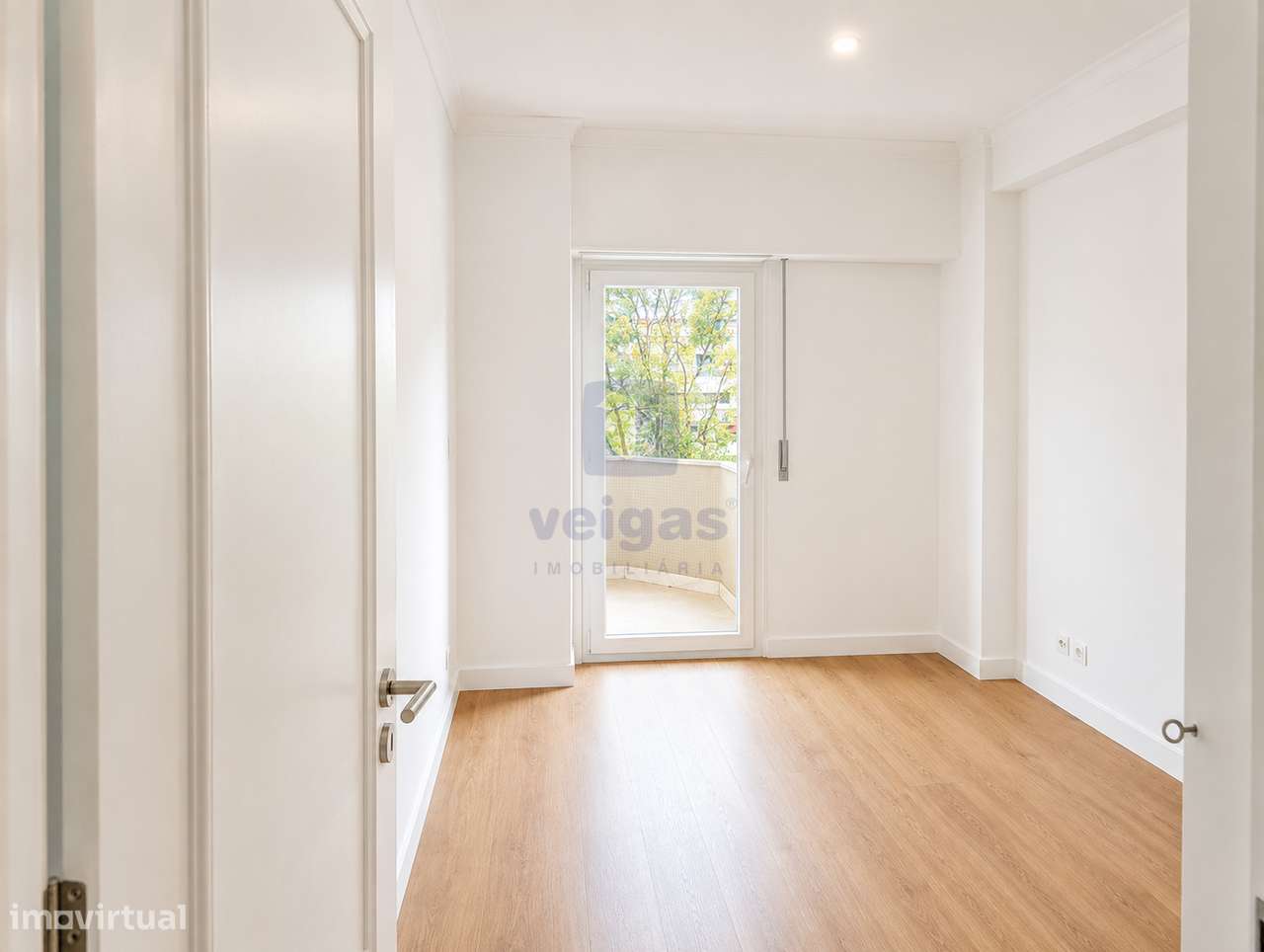 Apartamento T3 Remodelado c/estacionamento na Estrada da Luz-9
