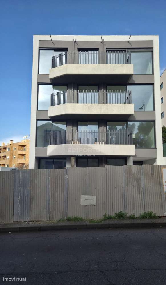 Apartamento T2 com Varanda e Garagem em Condomínio Fechado Conforto, Q-26