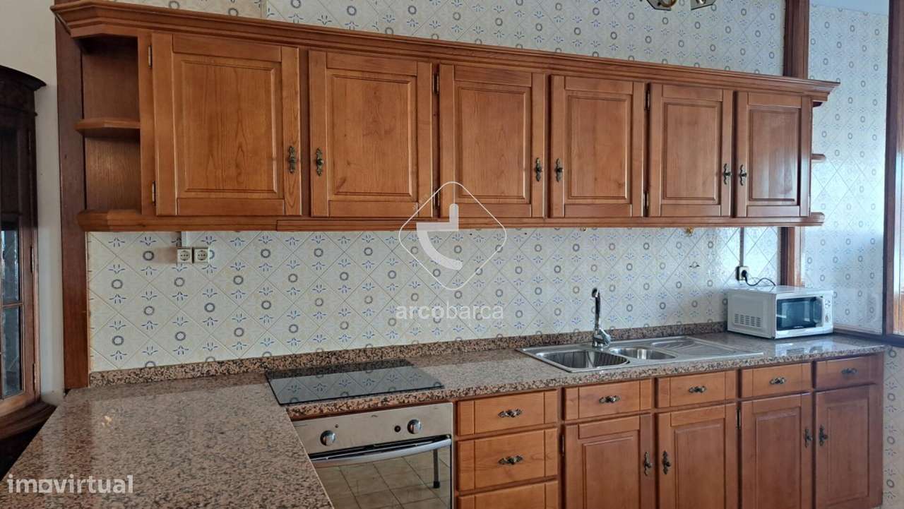 Apartamento com Terraço 40m2 de uso privado - T2+1-centro vila - Arcos-0