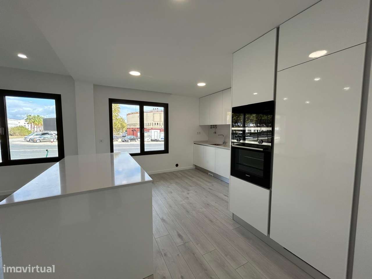 Apartamento T3 Novo com Varanda e Ar Condicionado-4