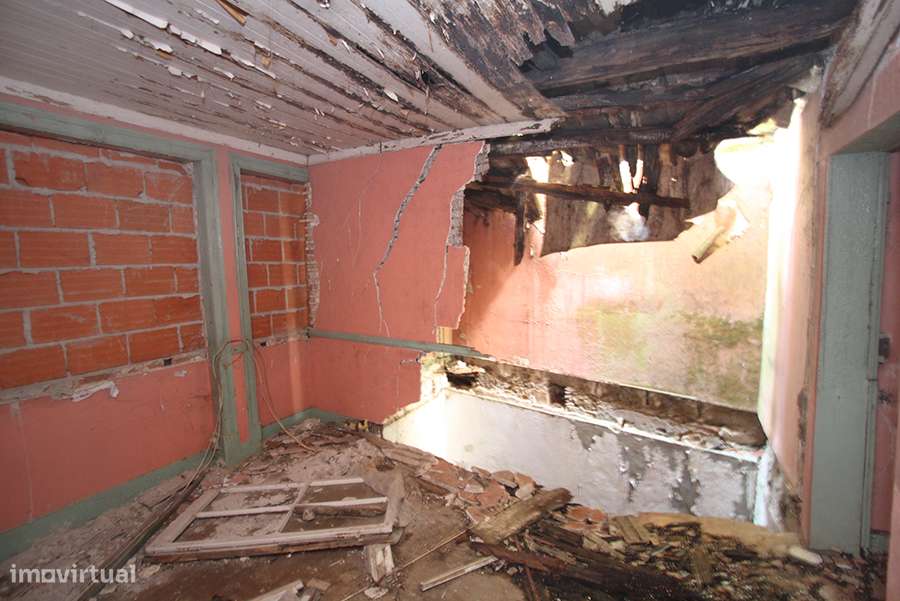 Prédio para recuperar, 3 pisos, cave e pequeno logradouro, C da Rainha-5