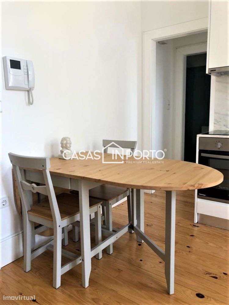 Excelente T1 próximo às estações do metro do Marquês e Faria Guim - Grande imagem: 5/19