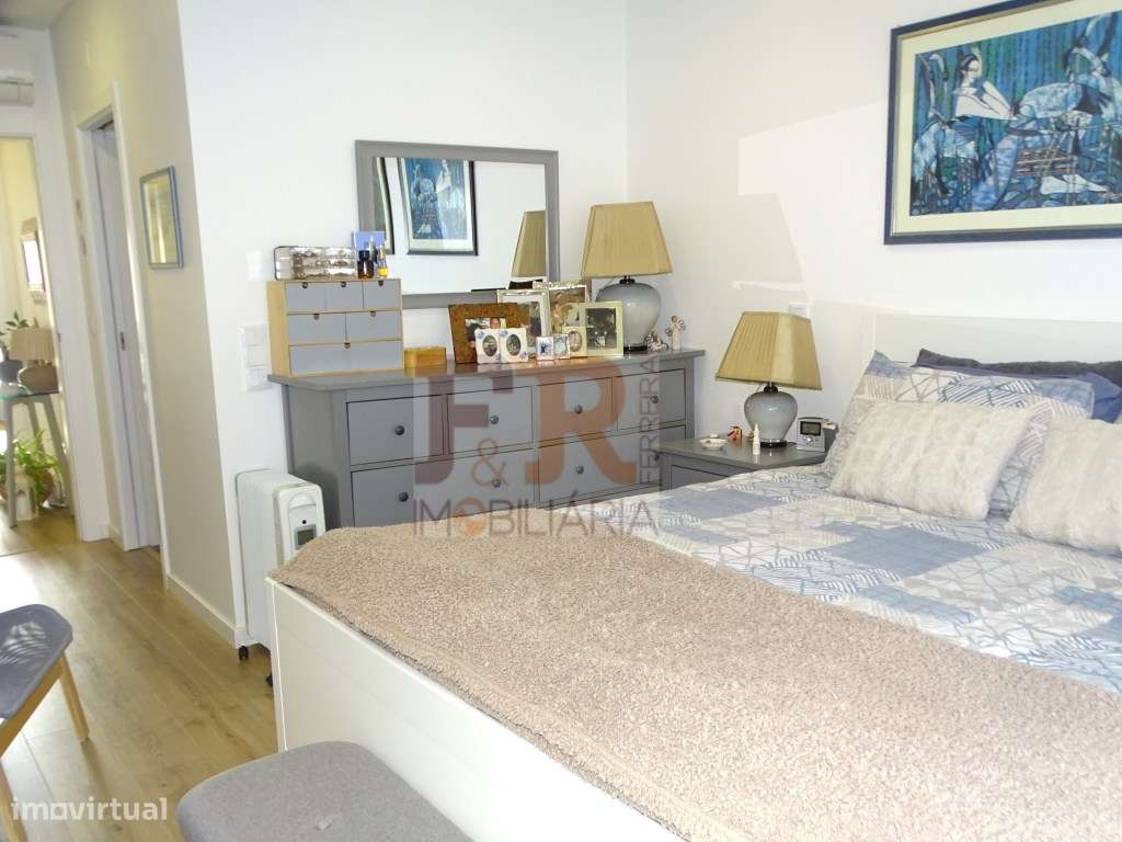 Semi-Nova Geminada Duplex T3 com Piscina Fernão Ferro-28