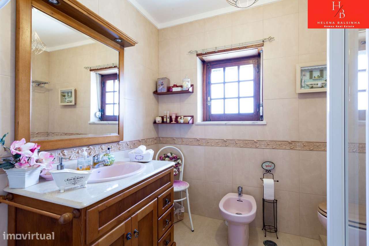 Bonita moradia V6, situada nos Casais de São Lourenço, junto à pra-48