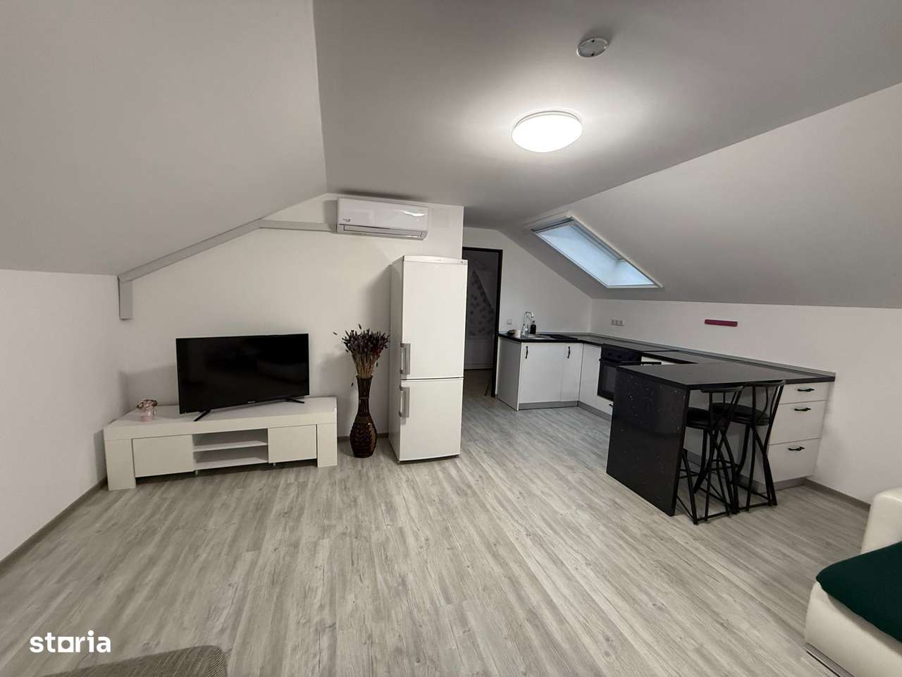 Apartament cu doua camere  de inchiriat in centrul GIROCULUI - Imagine principală: 1/11