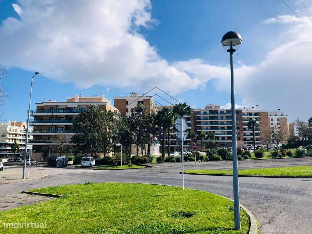 Espaço comercial com escritórios situado na Urbanização dos Terraço...-11