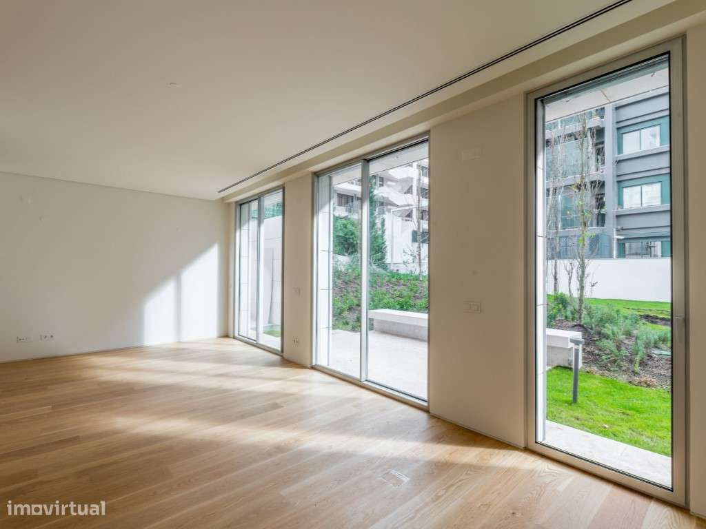 Apartamento T2 com lugar de garagem e arrecadação nas Amoreiras - Grande imagem: 2/24