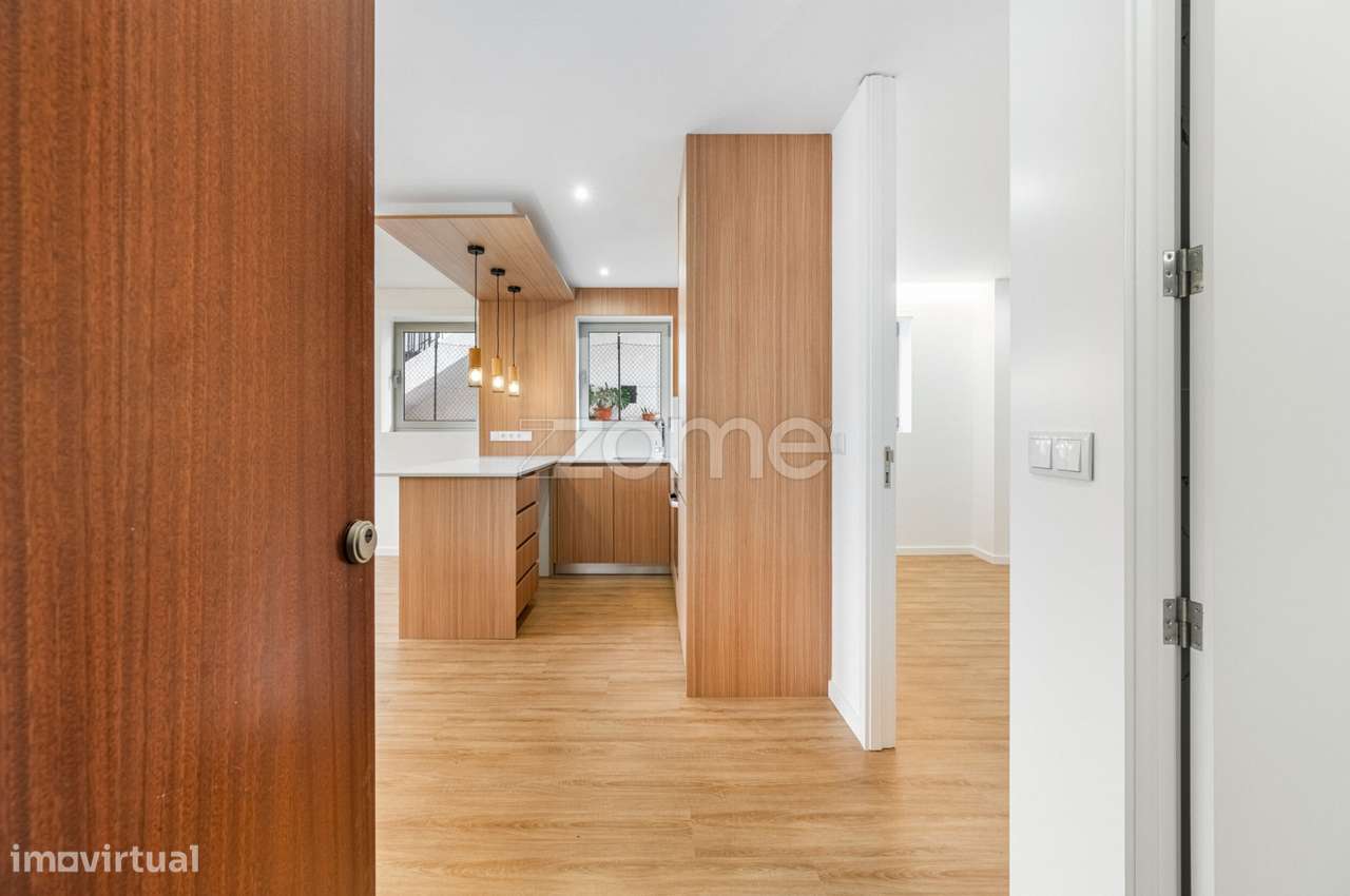 Apartamento T1 totalmente renovado, com varanda e lugar de garagem-2