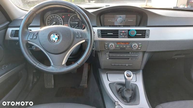 BMW Seria 3 320d DPF Touring - 5