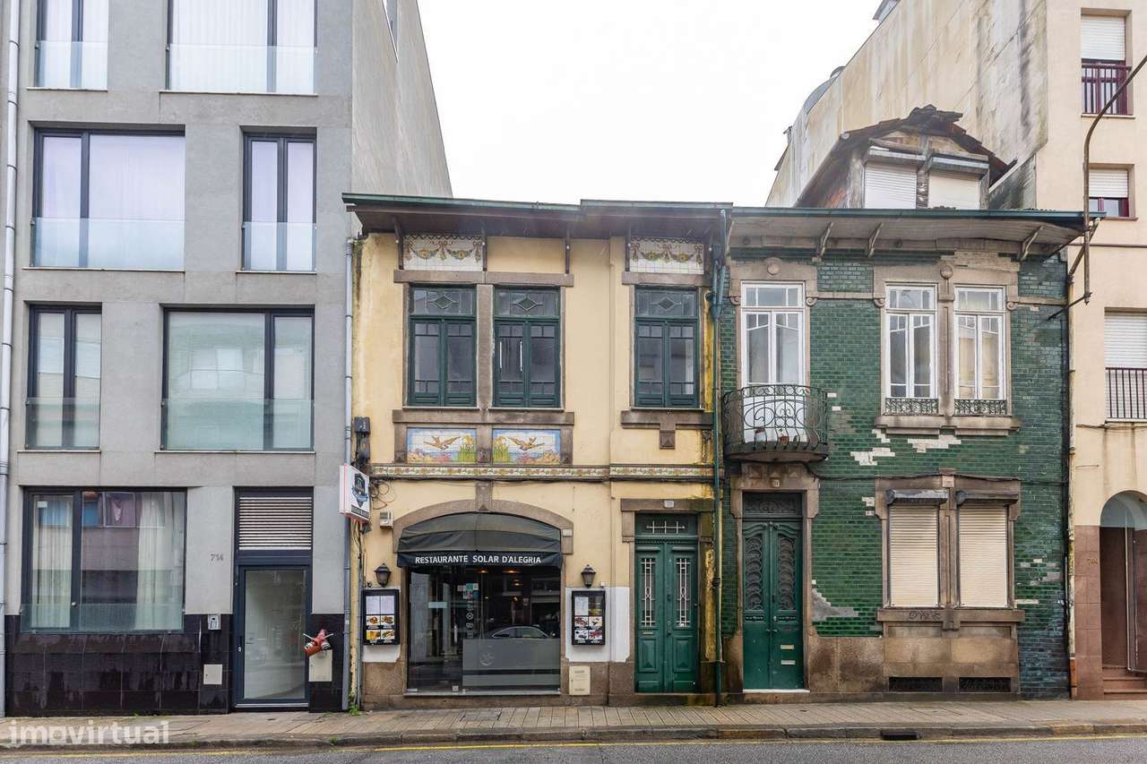 Andar Moradia T4 Duplex para Renovação Total-23