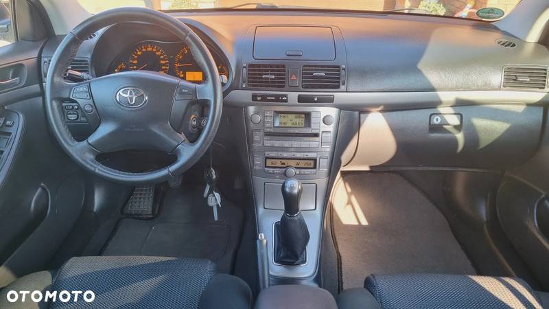 Toyota Avensis 1.8 VVT-i Combi Executive - 24