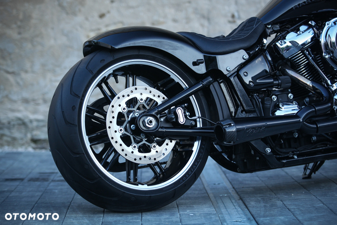 Harley-Davidson Softail Breakout - 27