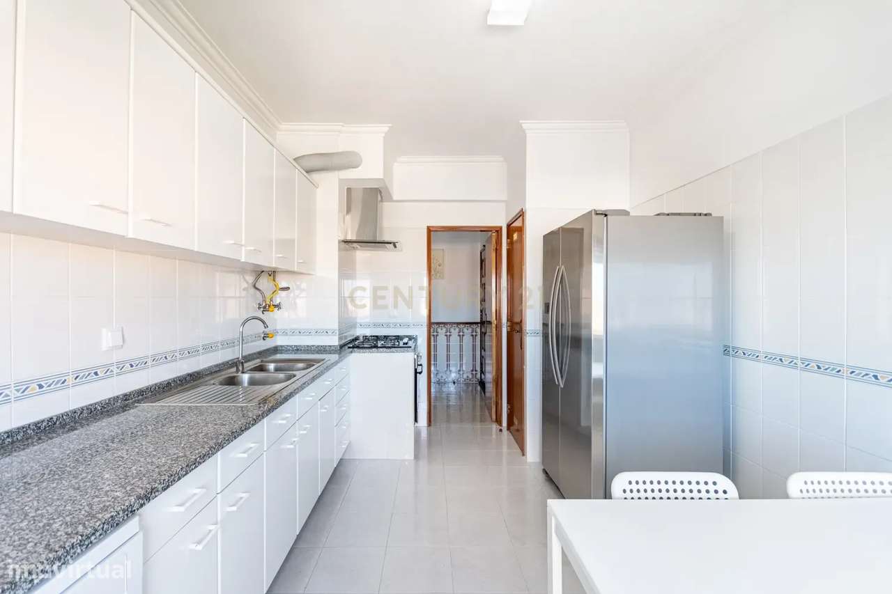Apartamento T2 à Venda em Vale Flores-3