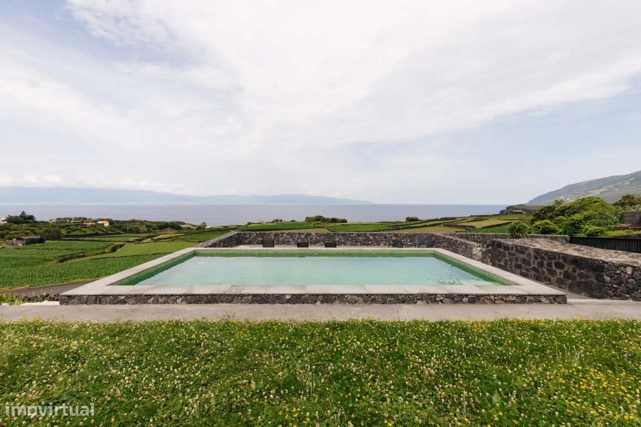 Moradia T3 contemporânea com jardim na Prainha, Ilha do Pico-18
